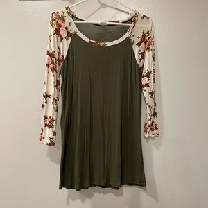 Olive Green Tee w/Contrast Floral Print 3/4 Length Sleeves Sz M